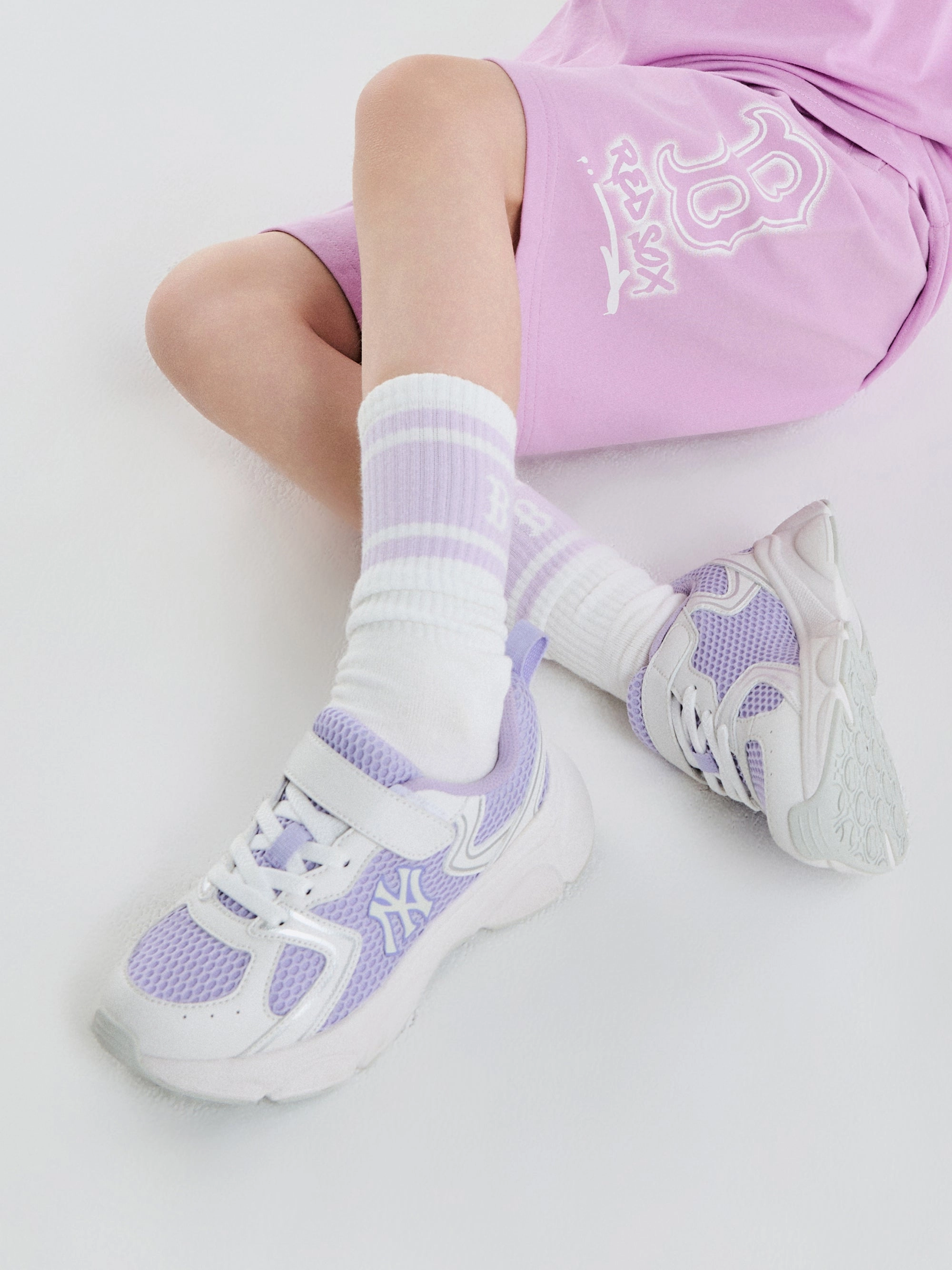 Ski Lodge Tourist Ace Runner Airy