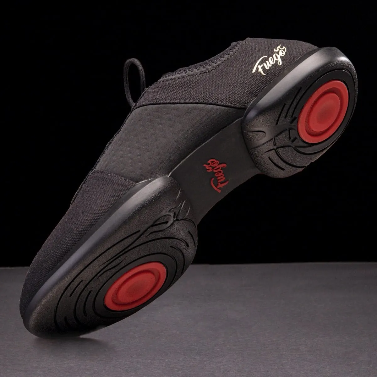 All-black | Split-sole (Collective) Engineered to follow the foot??s anatomical line Comfort Zone