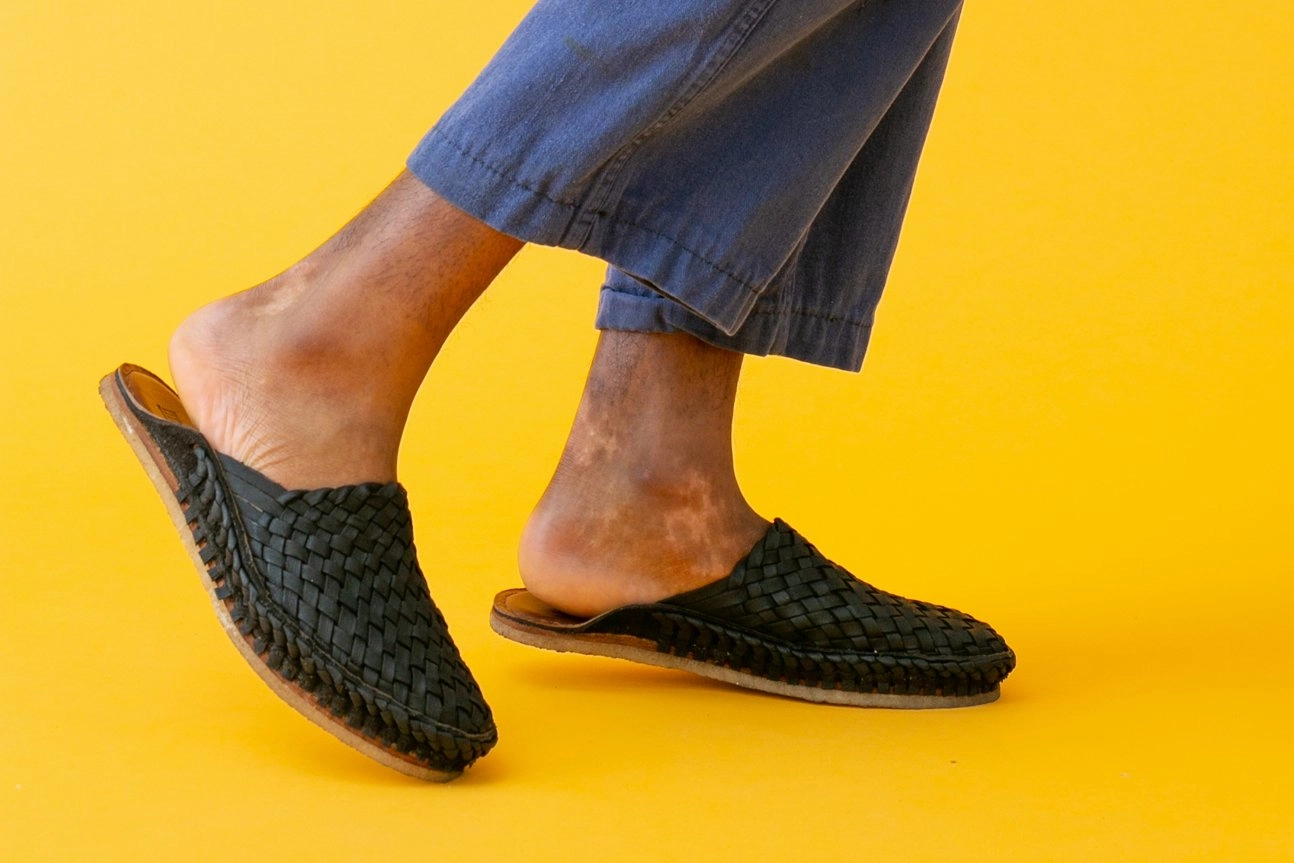 Comfort Strap Woven City Slipper in Charcoal