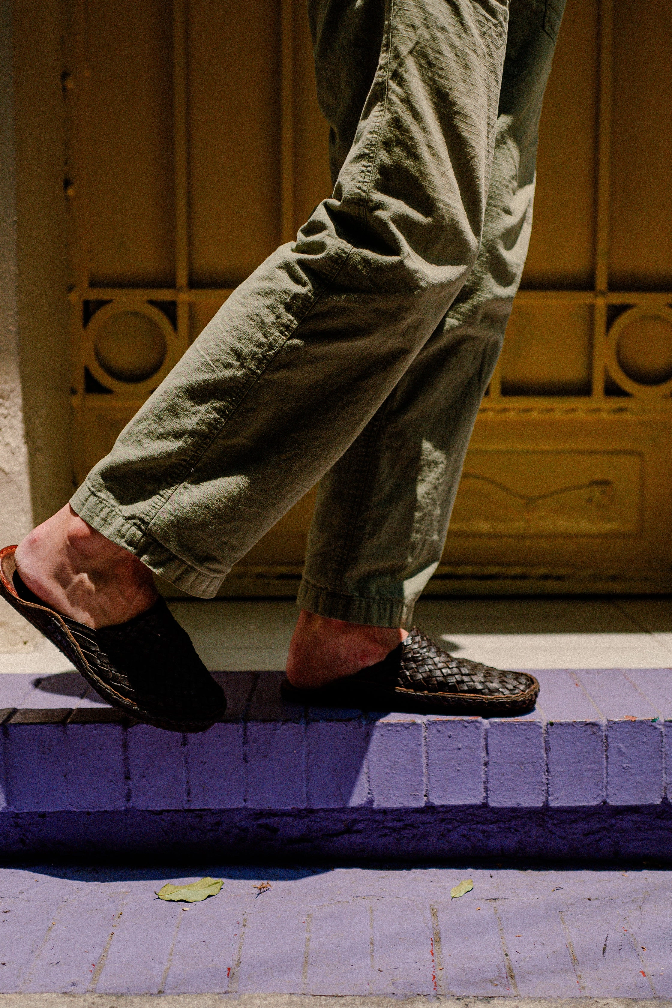 Open Toe Style Quick Sandal Fit Woven City Slipper in Charcoal