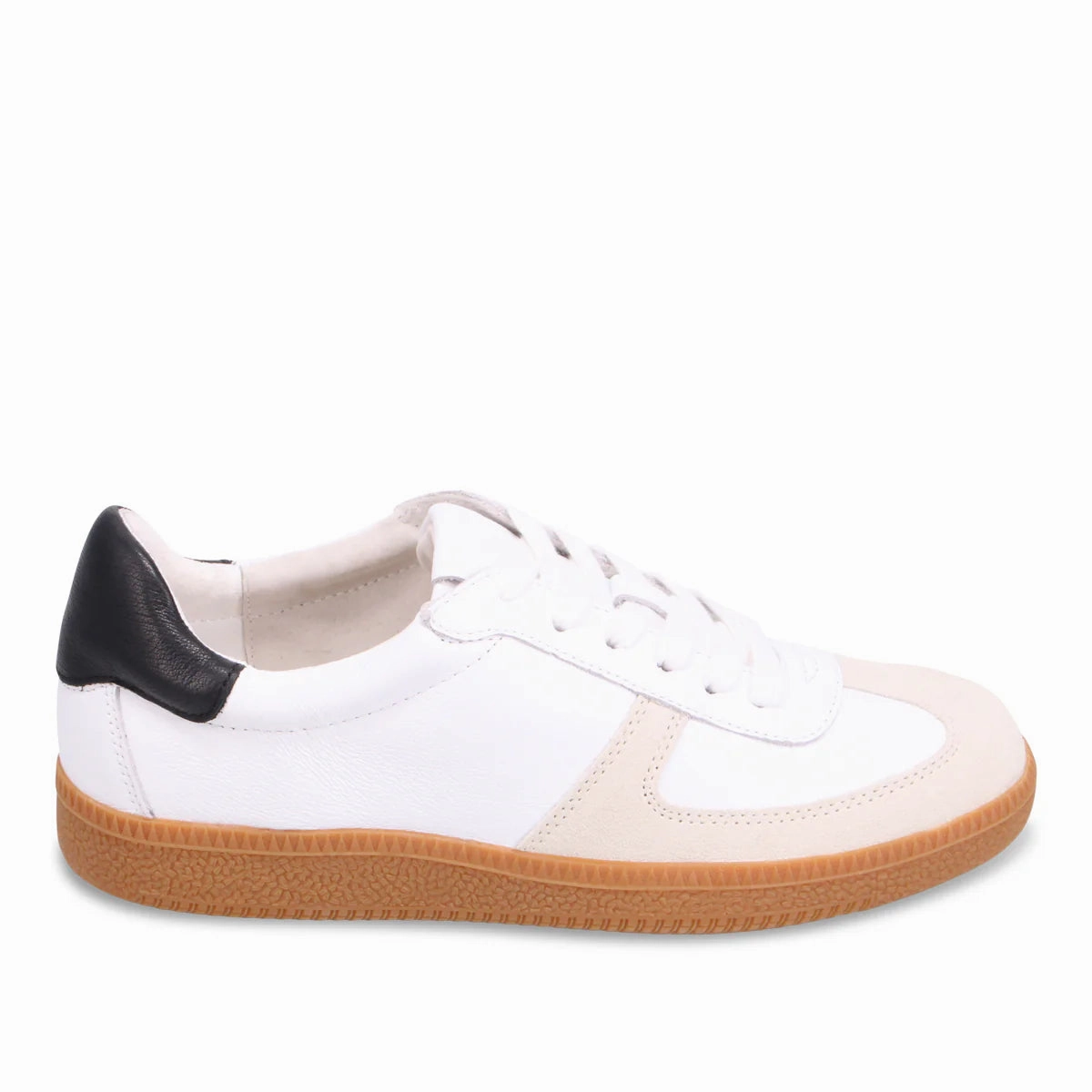 Dari - White/Black running in a bascule bridge area shoes