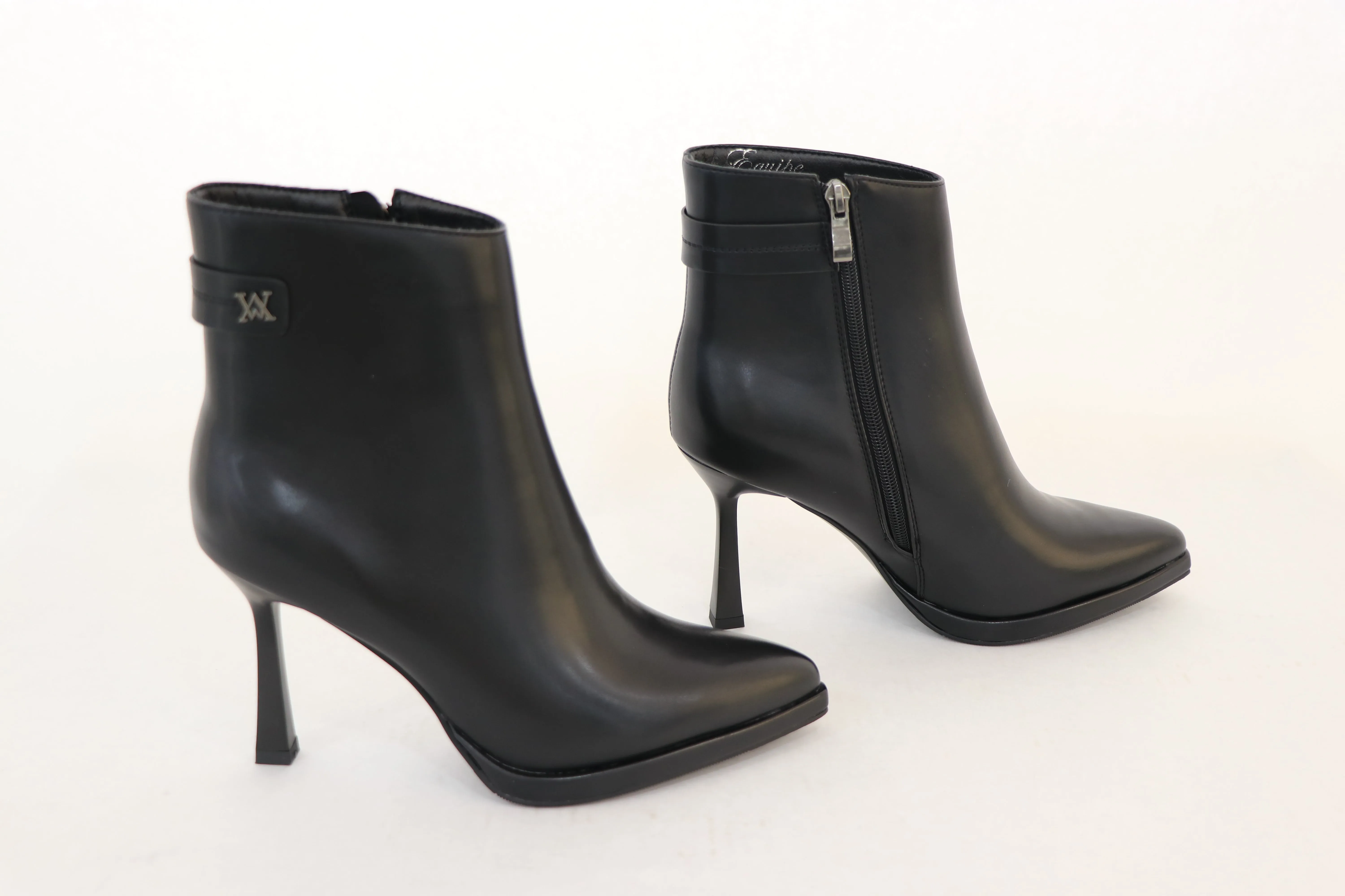 Anti Bacterial Training Ground EQUIP MID BOOTS