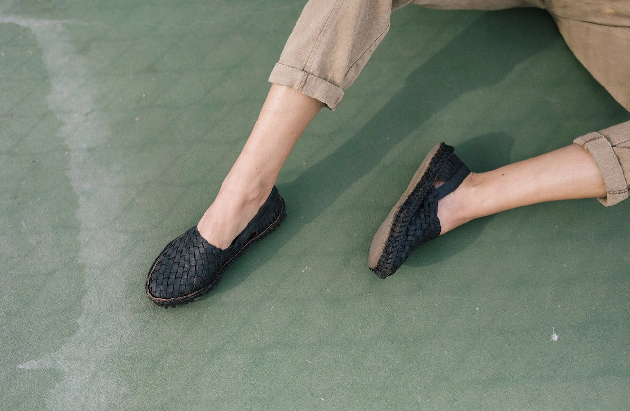 Woven Flat in Charcoal Trendy Design