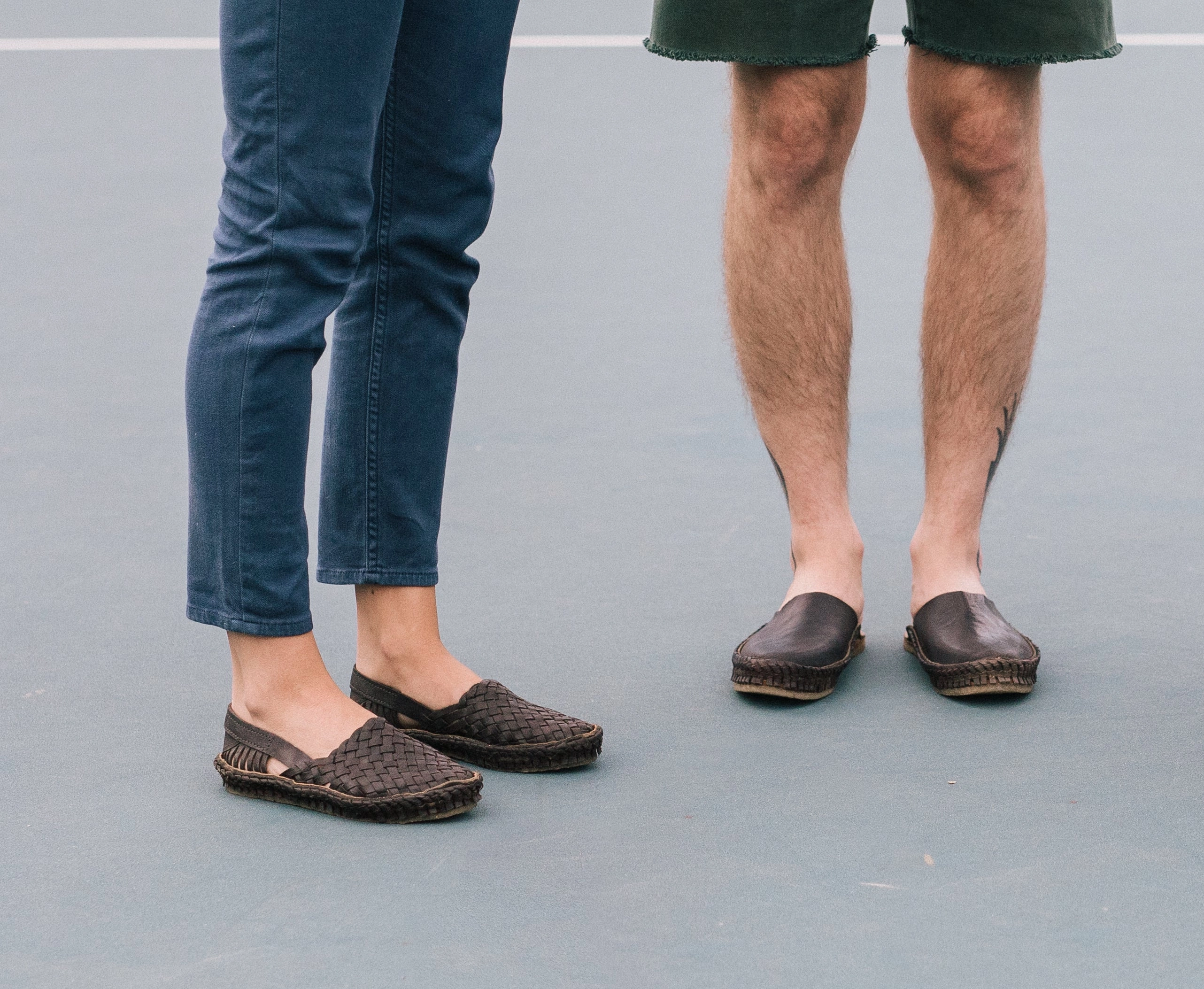 Coast Glow Woven Flat in Charcoal