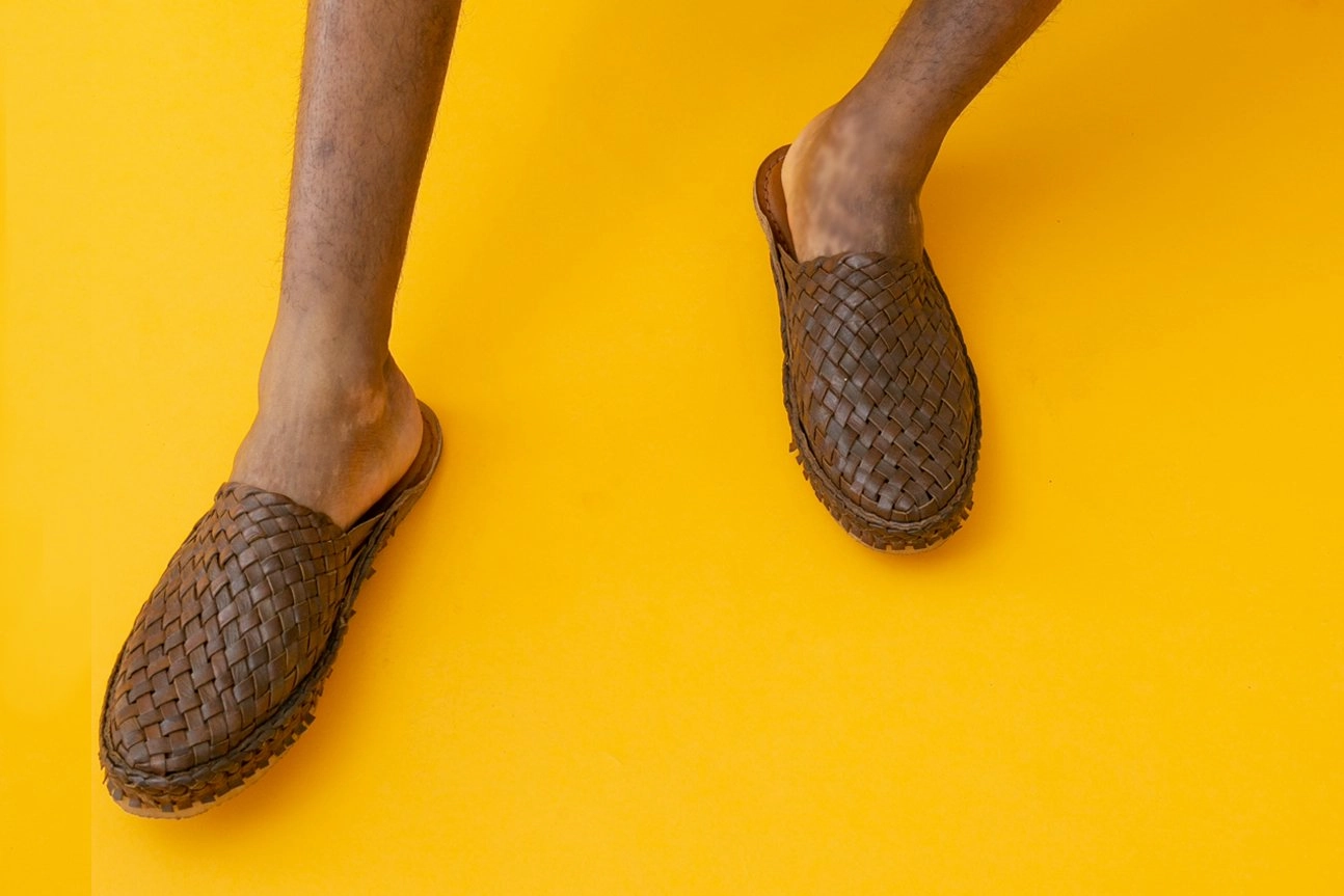 Comfort Wrap Durable Fabric Woven City Slipper in Walnut